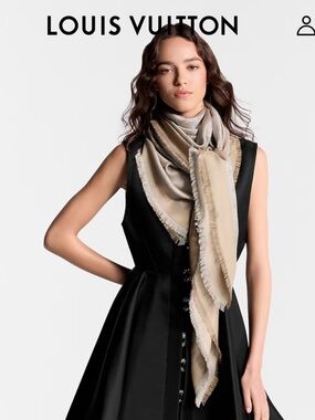 LOUIS VUITTON Beige Monogram Shine
Silk/Wool Shawl Scarf